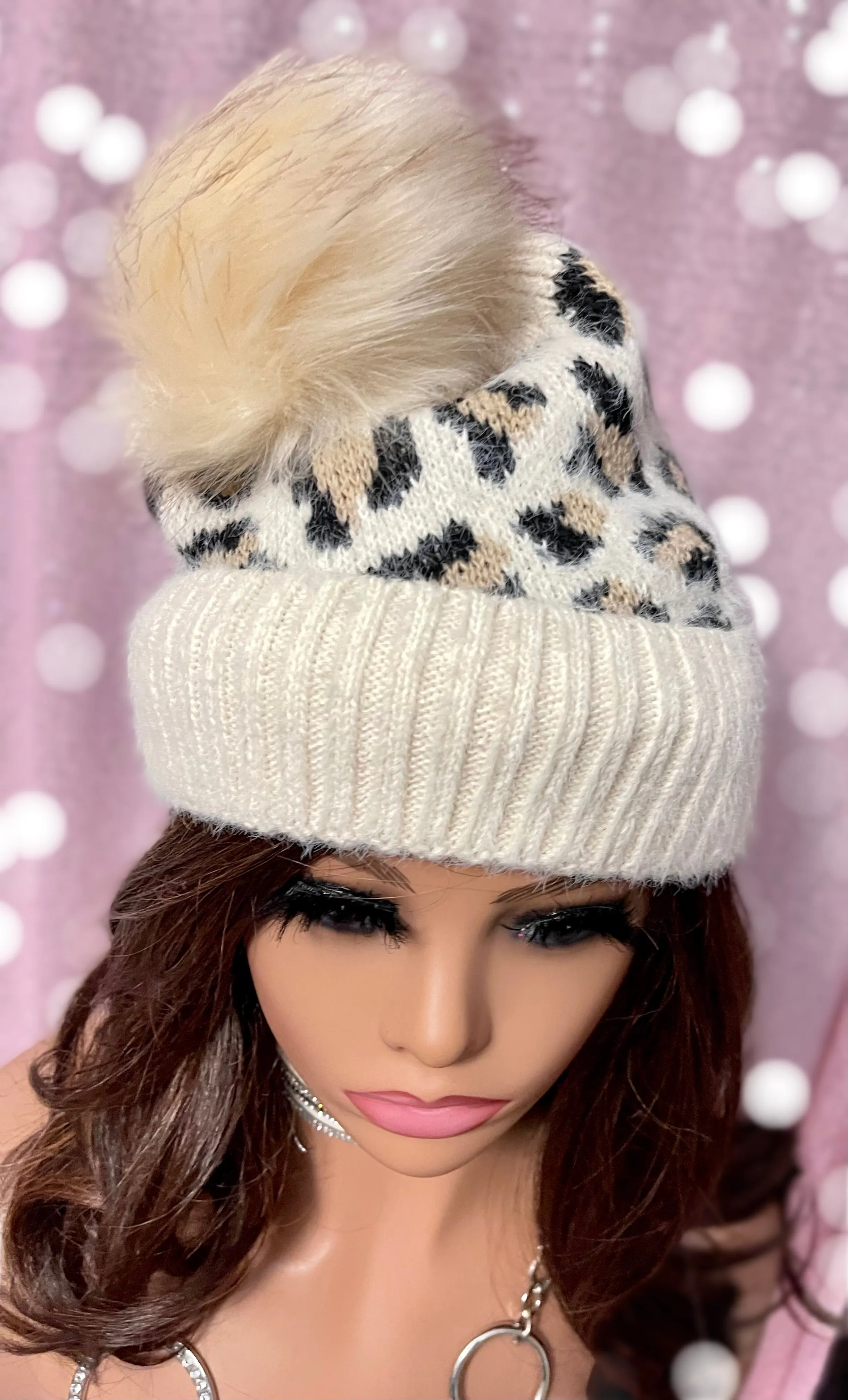 Beanie hat with pom-pom Leopard print