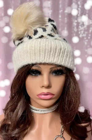 Beanie hat with pom-pom Leopard print