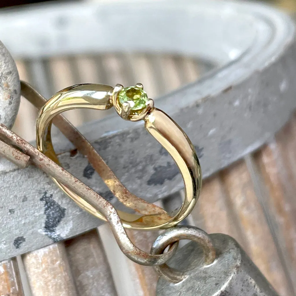 Elegant Round Cut Peridot Yellow Gold Ring with a Twist