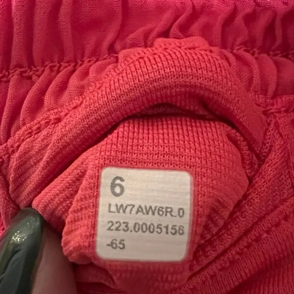 {Like New Lululemon Hotty Hot 2.5” Shorts Women's in Watermelon Red Size 6}