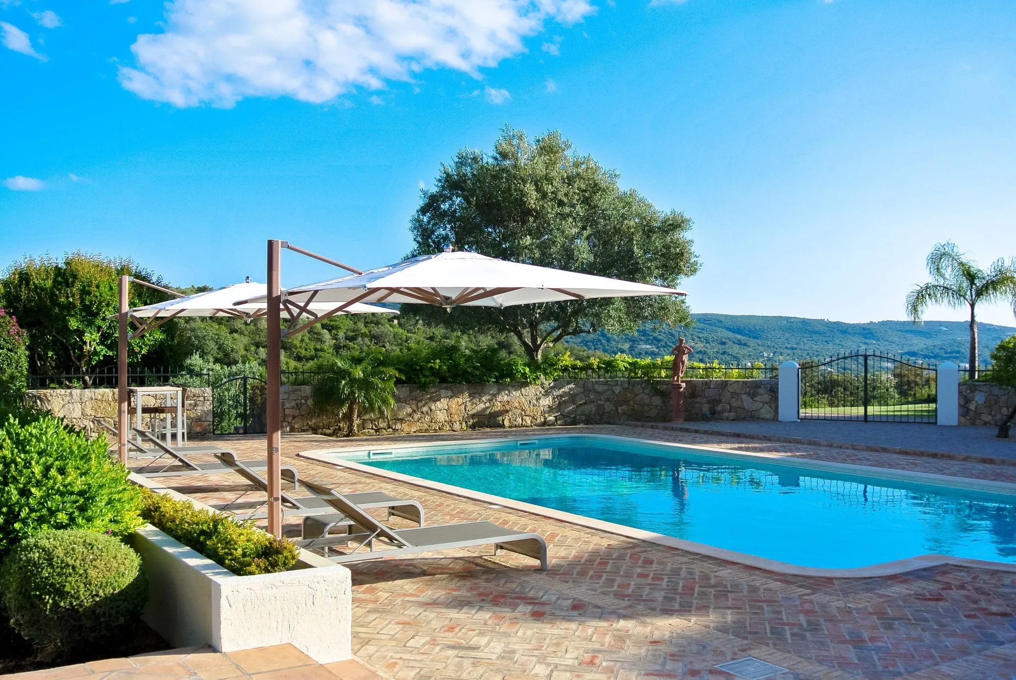 Ocean Master MAX Single Cantilever Umbrella - TUUCI