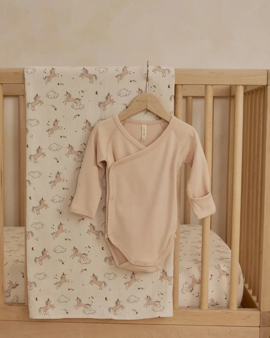QUINCY MAE Organic Woven Crib Sheet || Unicorns