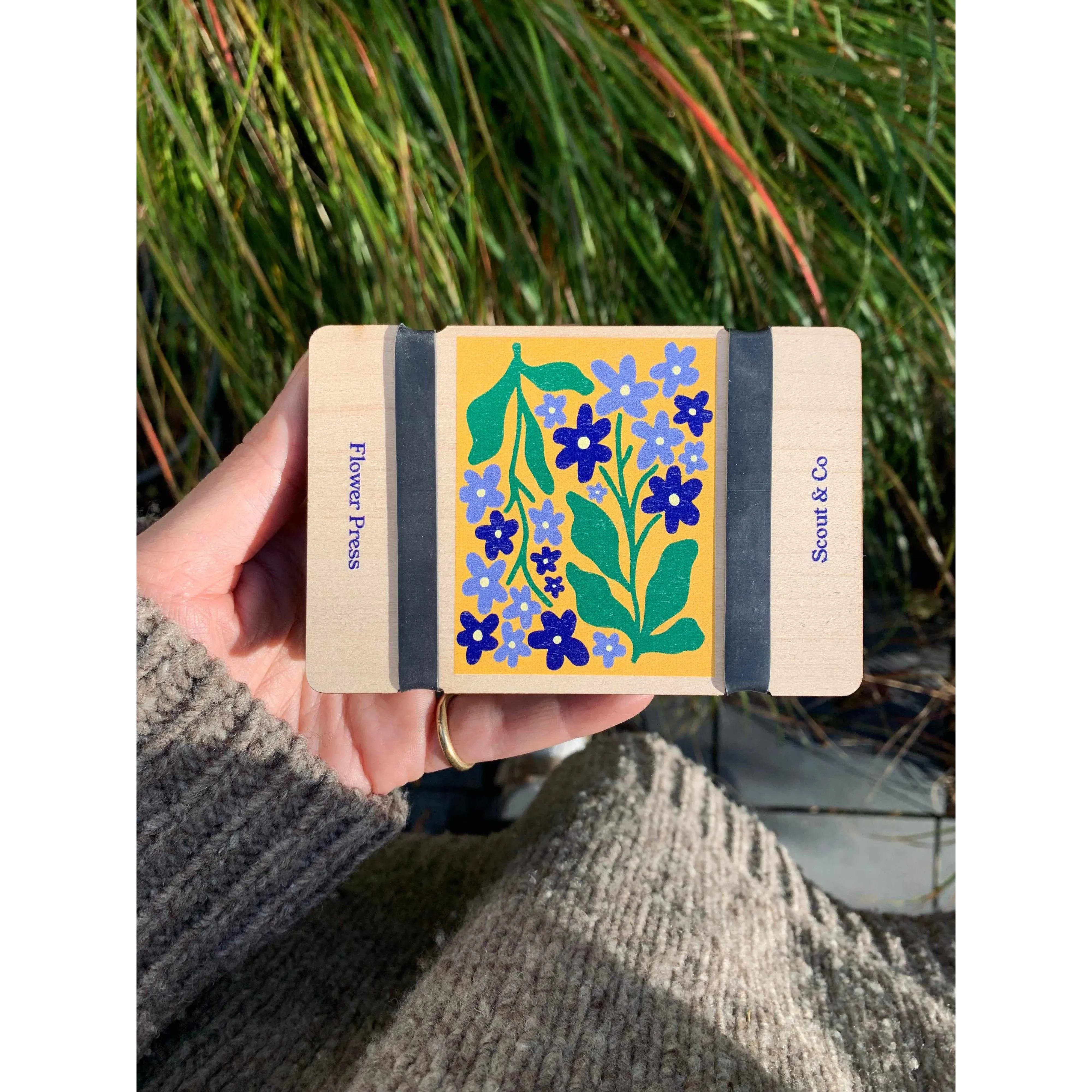 Studio Wald x Scout & Co exclusive  - Pocket flower press - Forget Me Not