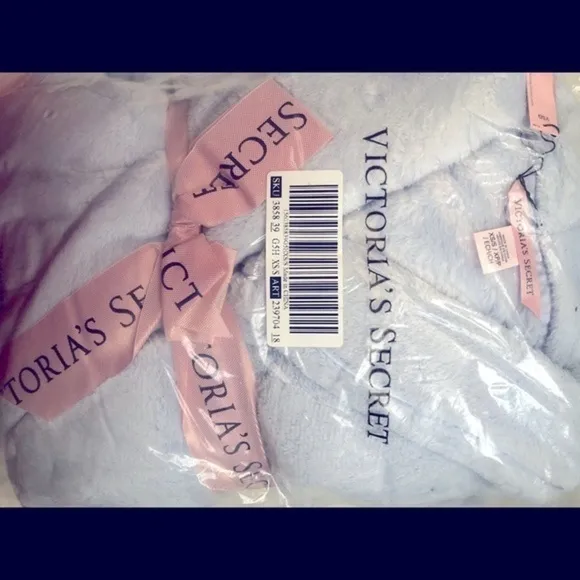 Victorias Secret Cozy Short Plush Robe…